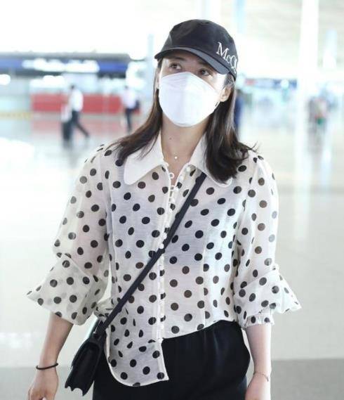 一身|一直低调的郭晶晶改风格了，穿万元红裙亮相活动，尽显豪门风范