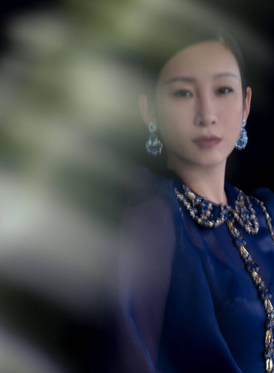 整体|42岁秦海璐够有女人味，穿墨深蓝色“裙装”大秀身材，气质太好