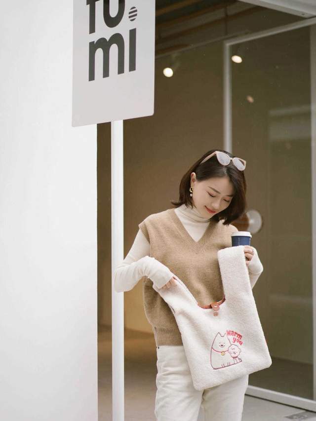 马甲|秋天真正优雅的女生，用针织衫马甲搭配白色牛仔裤，高级又洋气