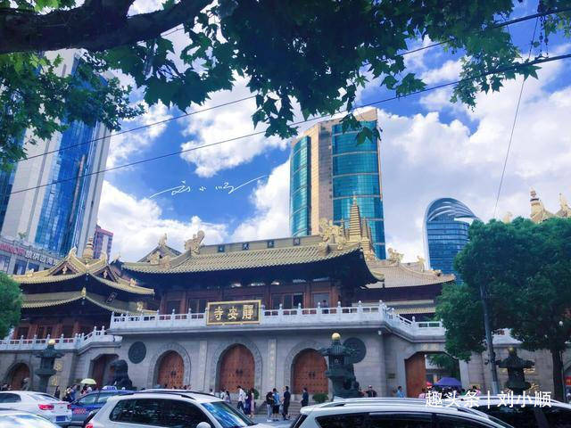 上海市中心有一座重要的寺庙，寸土寸金，周围已经成为高档CBD
