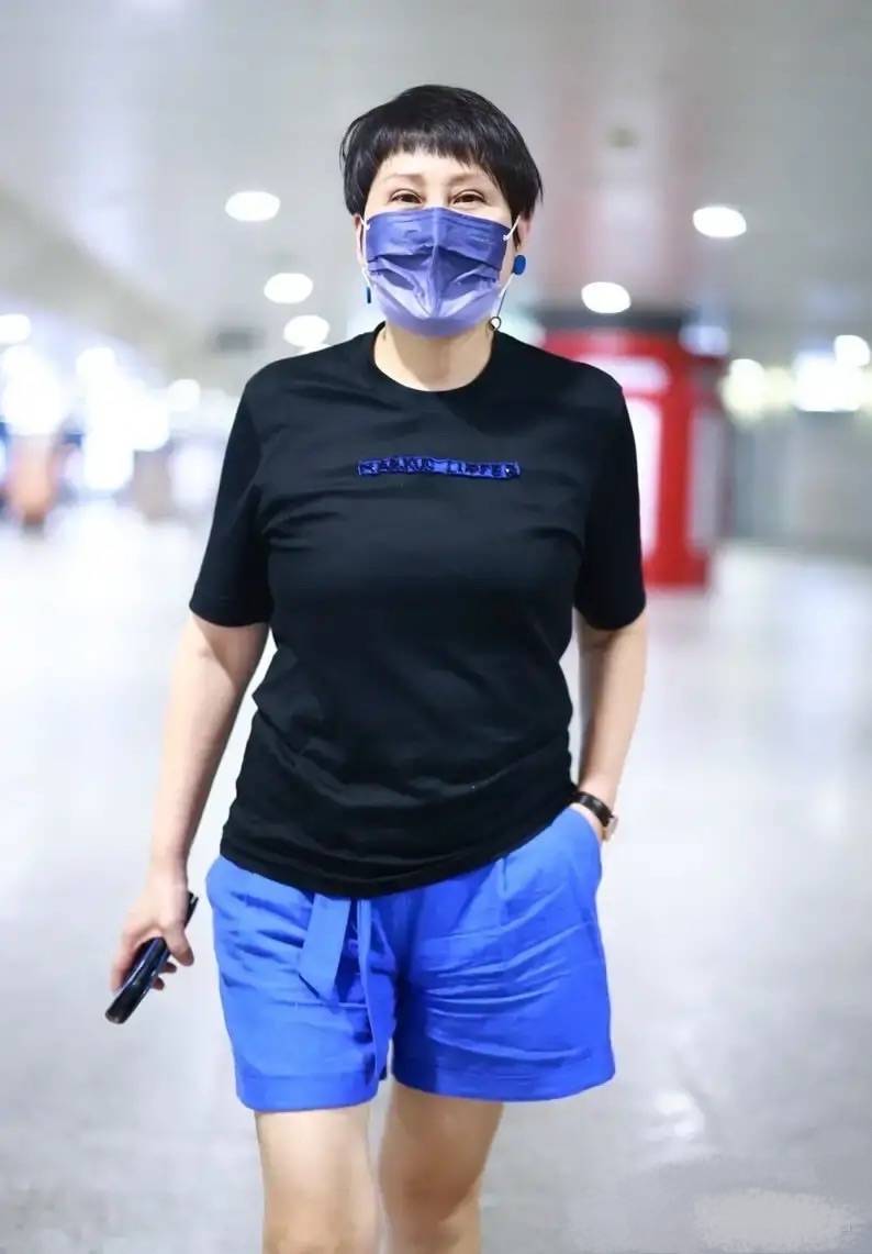 显得|张凯丽走机场又被拍，身材下垂严重，双眼皮还特别真实的不自然！