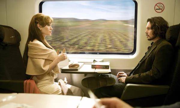 《致命伴旅》—如何在旅客众多的车厢之中找到你整了容的前男友？