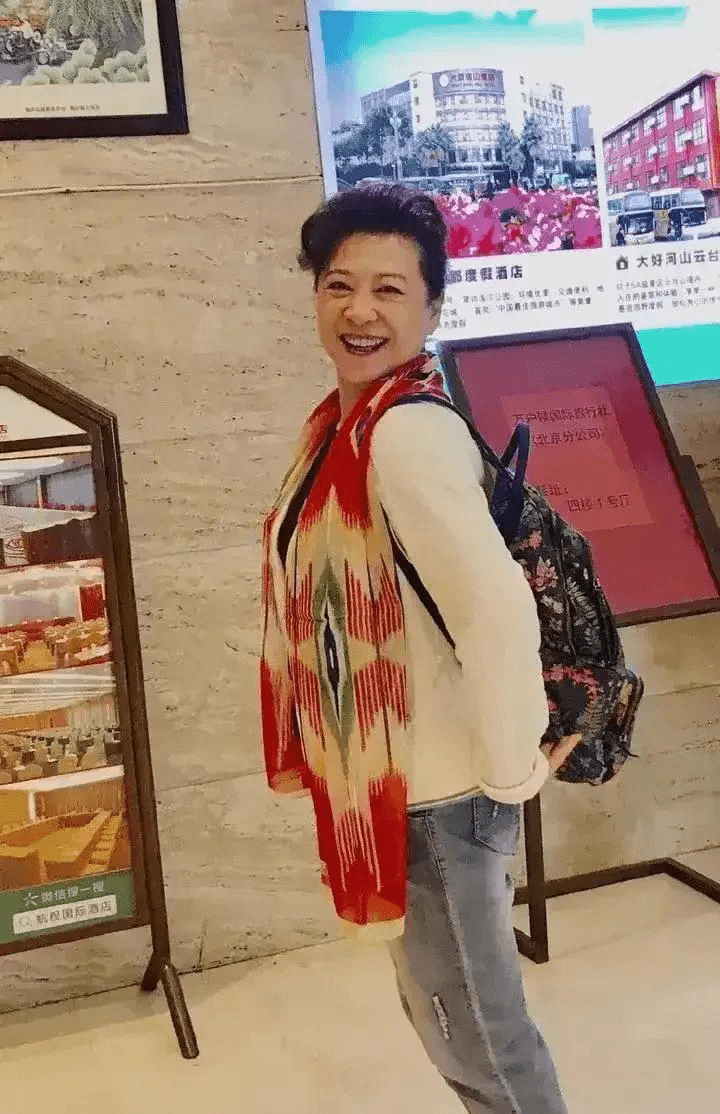 裙子|王馥荔74岁还很年轻漂亮，围七彩纱巾出镜，表情不僵不硬很自然！