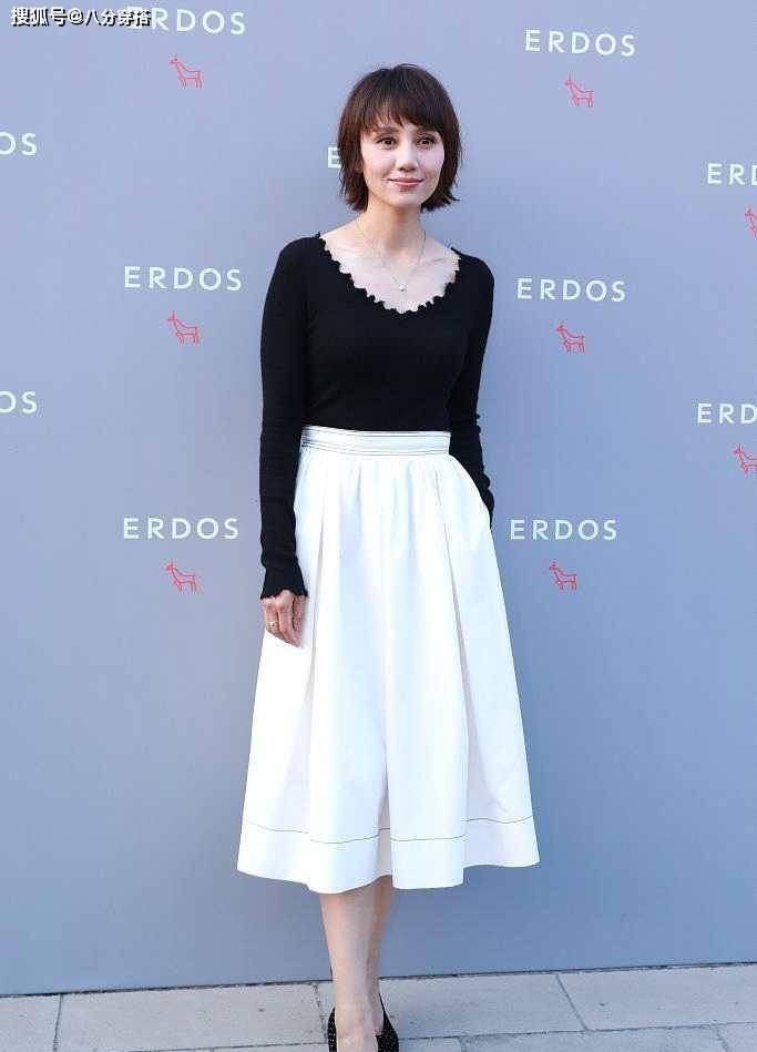 黑色|袁泉随便穿穿都很美，一袭黑色连衣裙端庄稳重，成熟优雅又有气场