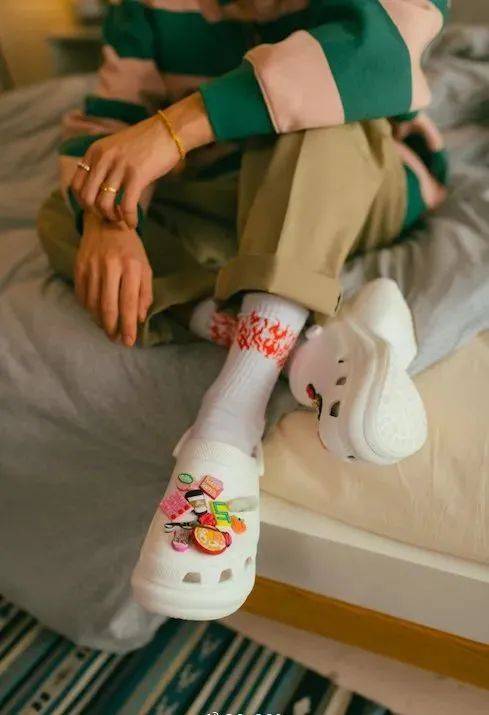 运动鞋|今夏不要总穿运动鞋了,2021流行这几款凉鞋,上脚显瘦显直又显腿长!