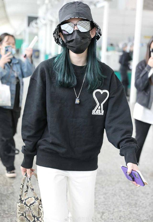卫衣|曾黎不愧是气质女神，穿黑色卫衣配牛仔裤随性洋气，高级精致