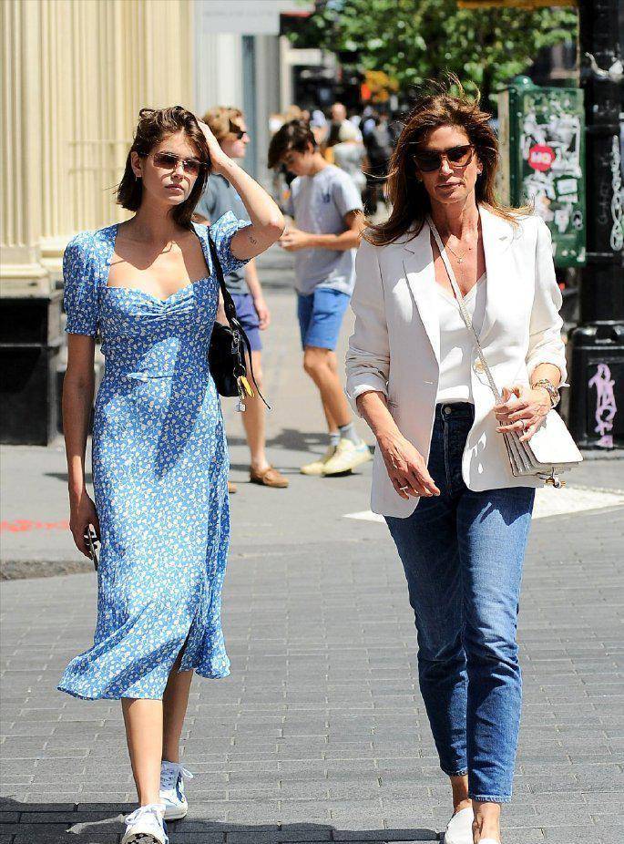 细节|今夏火了一种穿法，叫“碎花裙＋小白鞋”显瘦还时髦，贼好看！