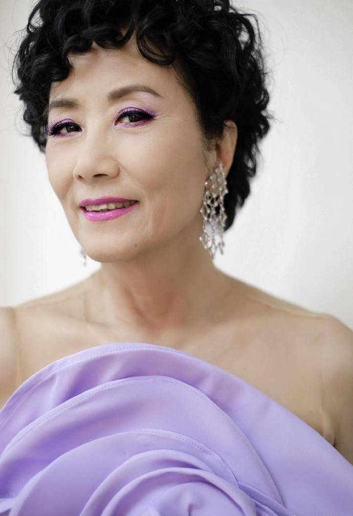 爱美|73岁汪明荃越老越爱美，穿礼服“扮嫩”好洋气，皱纹明显也不怕！