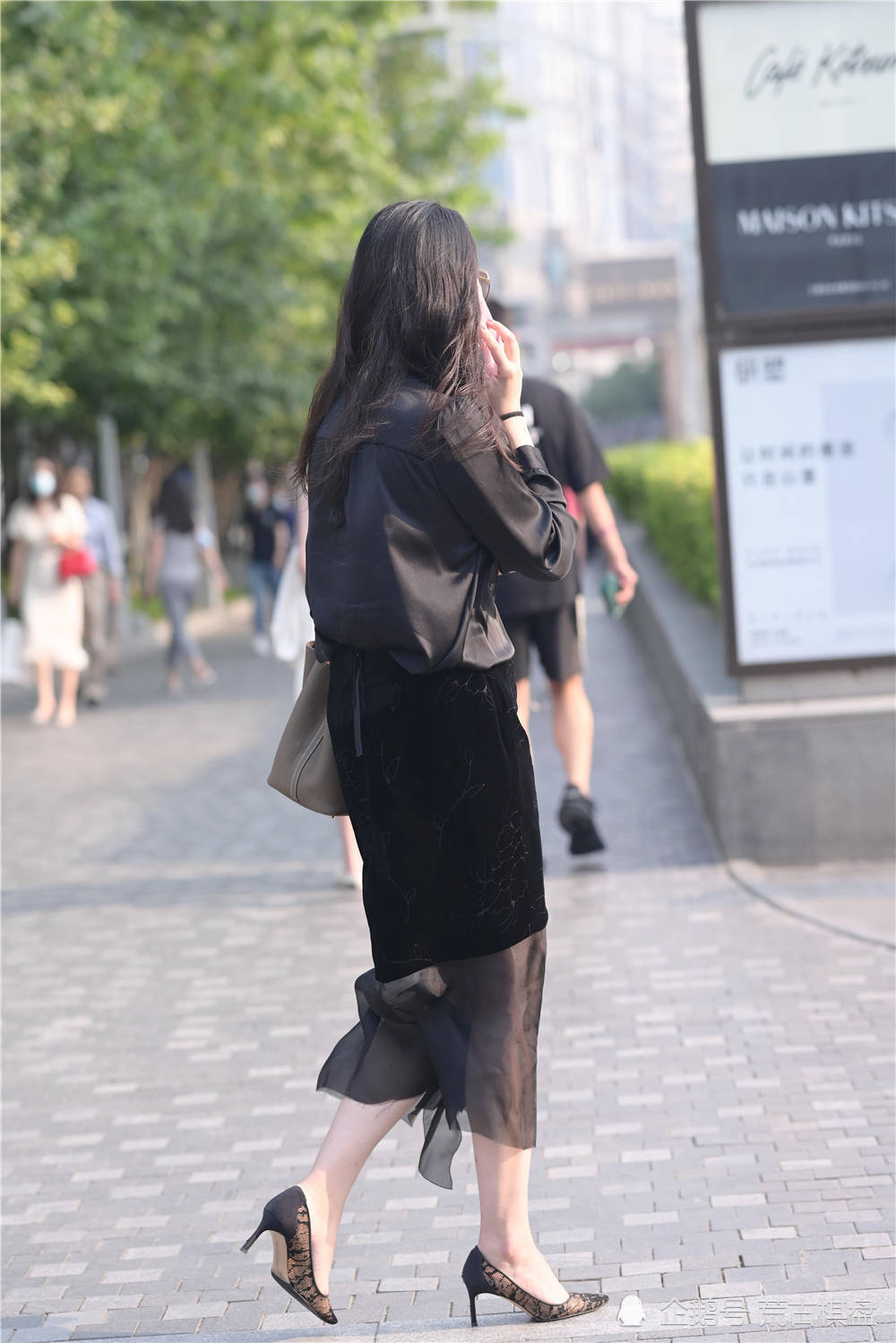设计|成熟气质美女，选择尖头细跟鞋搭配，服装也很精致