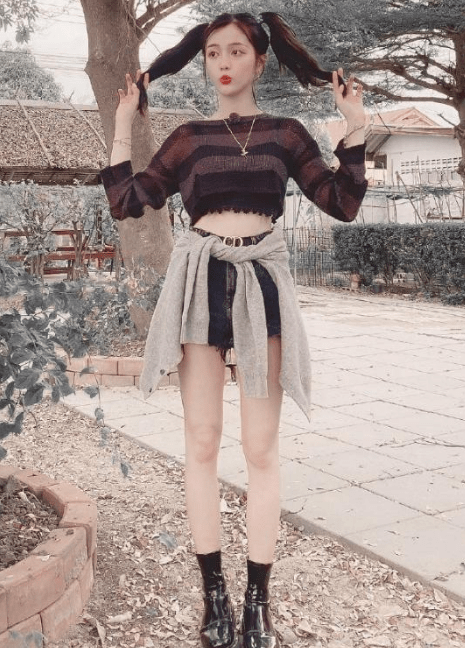 叶子和|吴宣仪草地上拍照，看清她脚上穿的鞋子，这才是对花草最大的尊重！