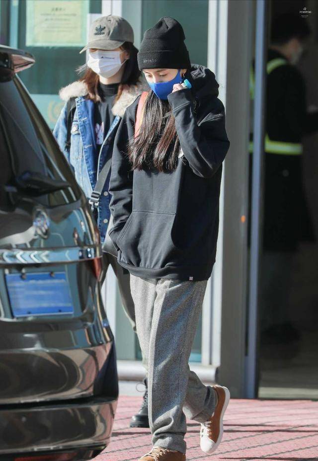 卫衣|曾黎不愧是气质女神，穿黑色卫衣配牛仔裤随性洋气，高级精致