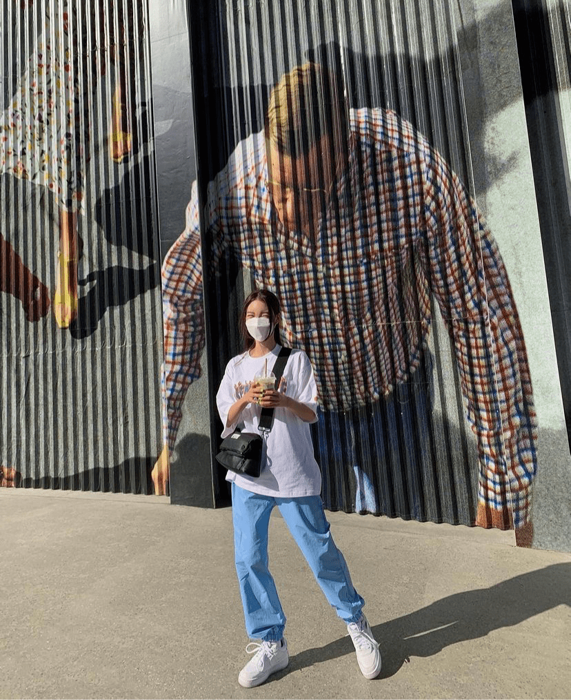 脚踝|2021不要再穿高跟鞋了!今夏“九分裤+运动鞋”正流行!