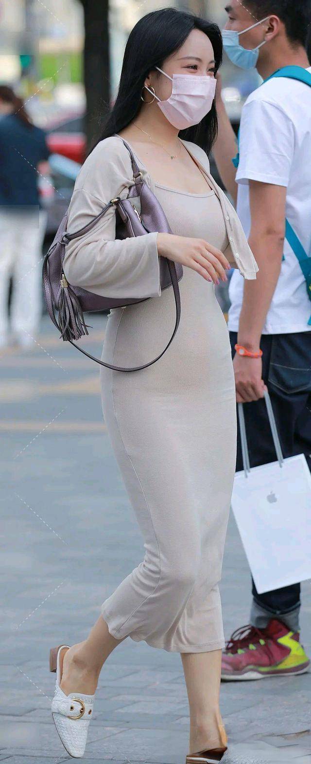 女生|高腰瑜伽裤搭配肚脐,凸显美女青春活力,十分淘气可爱 (2)