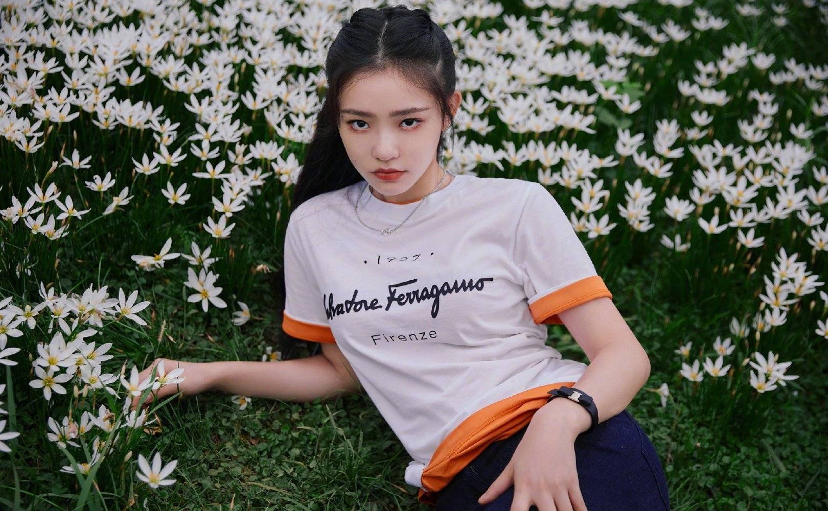 黑色|24岁林允拍摄七夕大片，白色T恤配高马尾笑起来好甜，太有魅力了