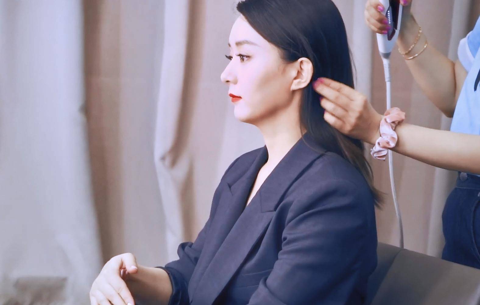 黑色|赵丽颖再现西装杀，精致干练造型气场超强，网友：女神太迷人