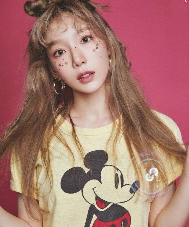 亮片|31岁泰妍气场全开，穿深蓝色吊带亮片裙化身美人鱼，尽显女性魅力