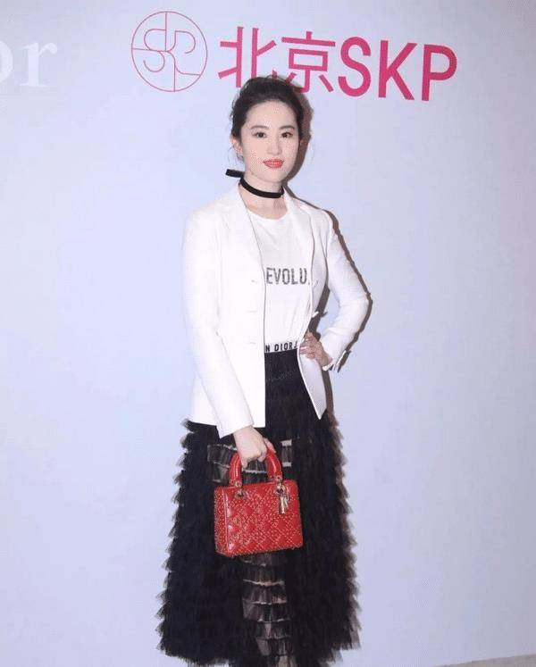 好身材|?又被刘亦菲惊艳了，挑战二次元粉发造型，又甜又酷令人心动