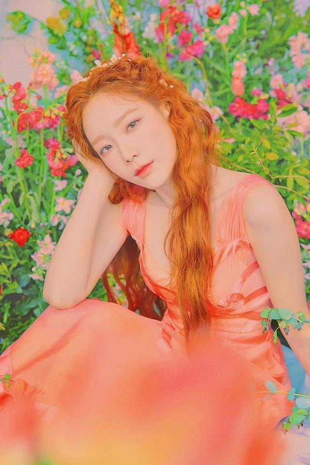 亮片|31岁泰妍气场全开，穿深蓝色吊带亮片裙化身美人鱼，尽显女性魅力