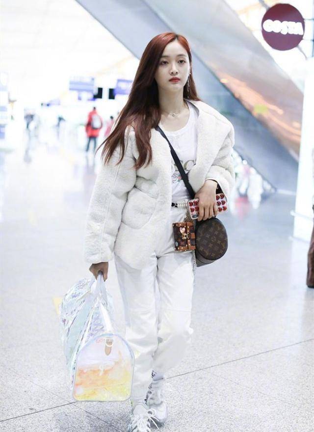 吴宣|吴宣仪走机场真壕气，连背3个LV包包，近万元的鞋子配300多的袜子