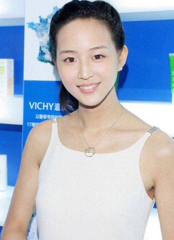 张钧甯早期工作照被翻出,流量超过300万,形象反差太大引发争议