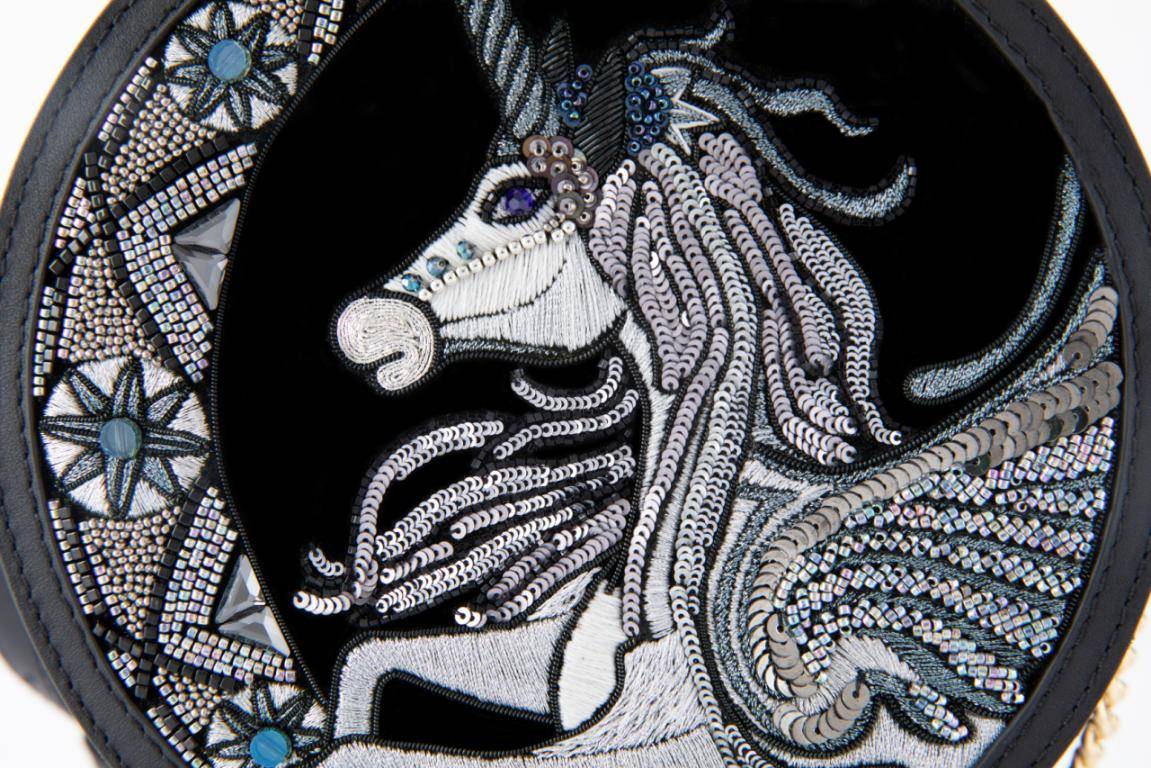 繁华世界|LuneVille全球限量 |一针一线勾勒繁华世界，方寸之间寻觅法式韵味