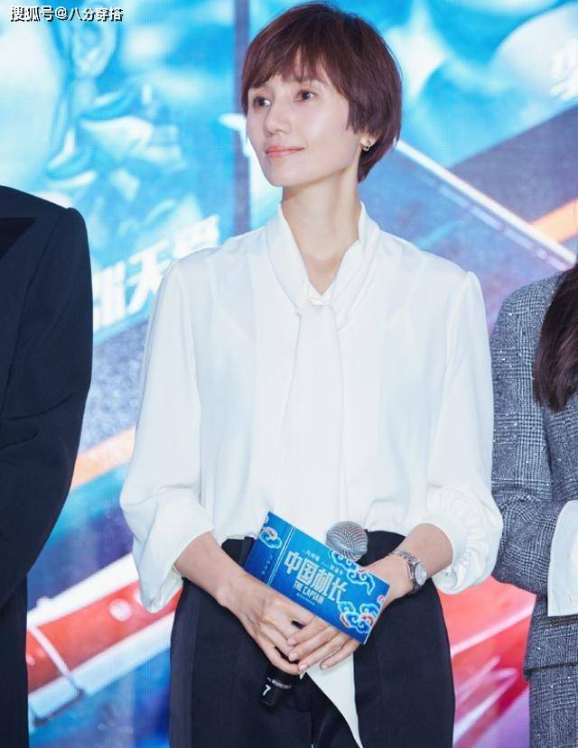 黑色|袁泉随便穿穿都很美，一袭黑色连衣裙端庄稳重，成熟优雅又有气场