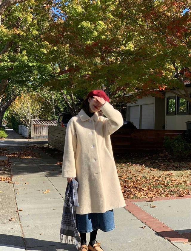 毛衣|李沁太会穿,蓝色羊羔毛大衣配白色毛衣保暖舒适,休闲随性