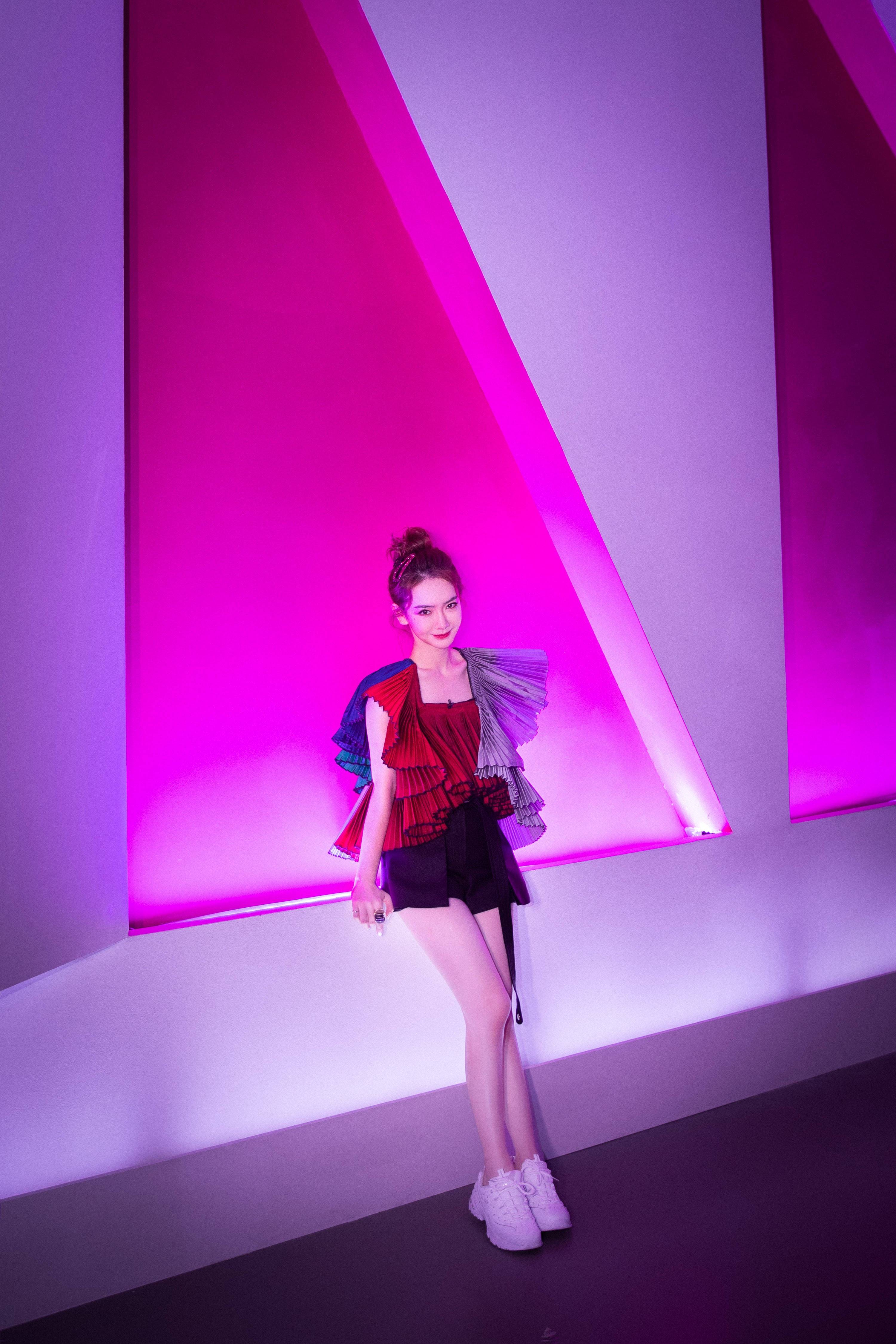 酷酷|35岁戚薇仿佛驻颜，复古黄格子裙身段妖娆，成熟魅惑超撩人！