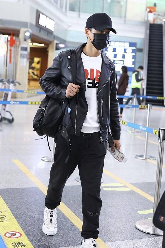 男生|乔振宇老态明显,但身材依旧很有型,休闲装都能穿出时尚感