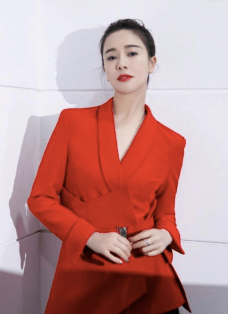 出圈|左小青真是中年女性的骄傲,44岁也有“女团身材”,穿西装美出圈?