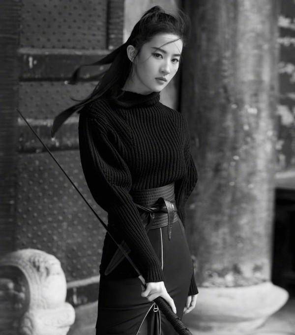 好身材|?又被刘亦菲惊艳了，挑战二次元粉发造型，又甜又酷令人心动