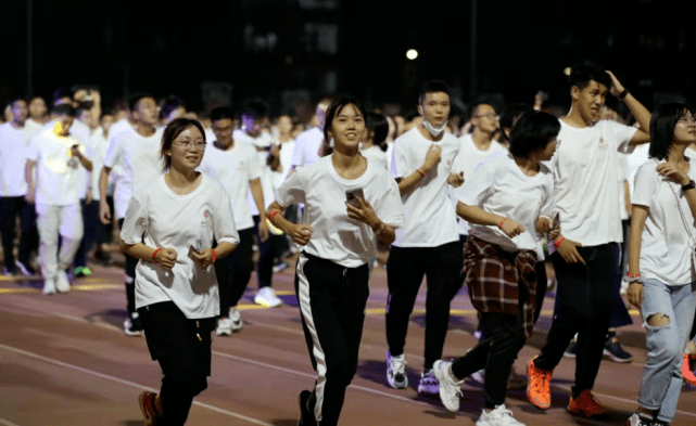 黑色|姚明现身北大心情好！穿安踏力挺国货气场强，“巨人”身高太吸睛