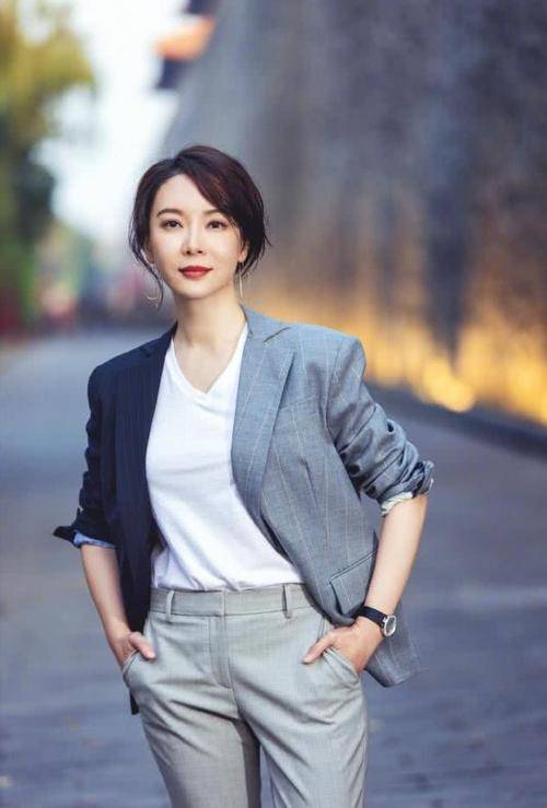 书卷气|周涛李红真知性会穿，修身连衣裙搭高跟鞋端庄大气，照穿有书卷气