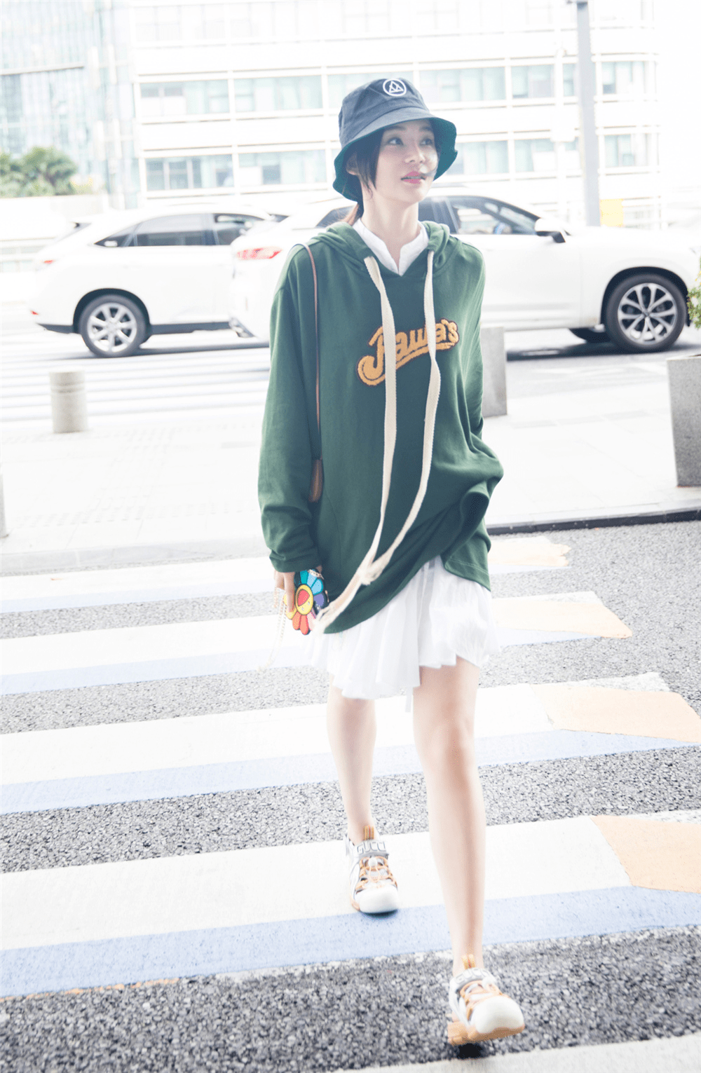 卫衣|左小青强行扮嫩，绑麻花辫配粉卫衣却跑出“大妈味”，全靠气质撑