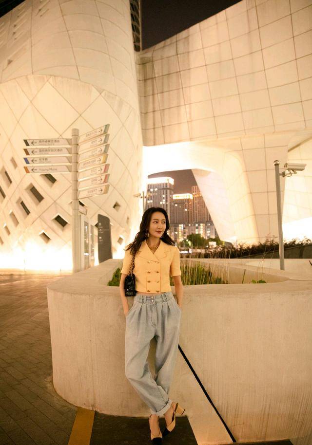 金色|王鸥真是精致得无可挑剔，穿黑色连衣裙优雅高贵，精致高级太惹眼