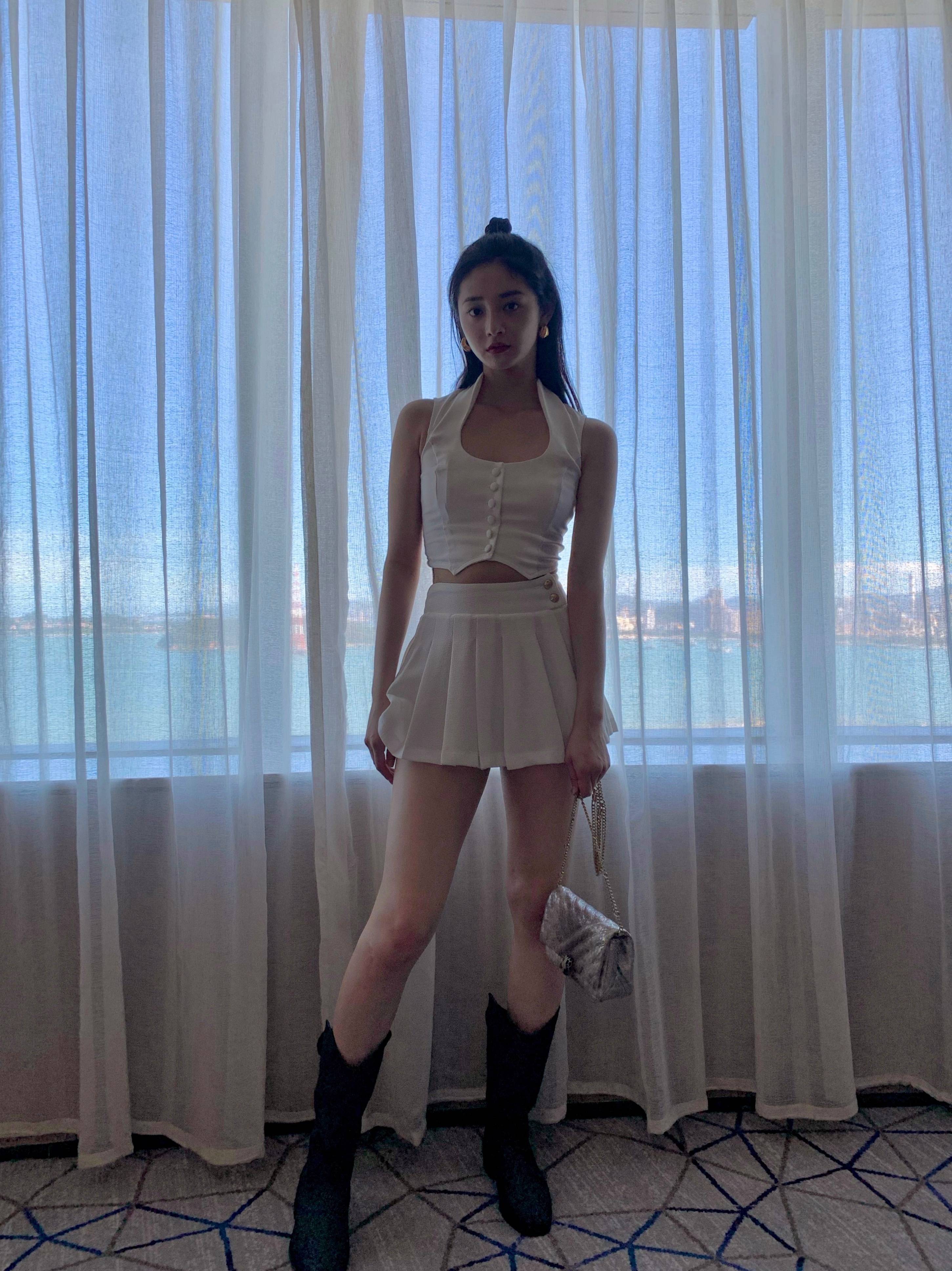 女神|22岁周洁琼文艺女神范,元气橘上衣+侧开边裤,休闲美腻度假风!