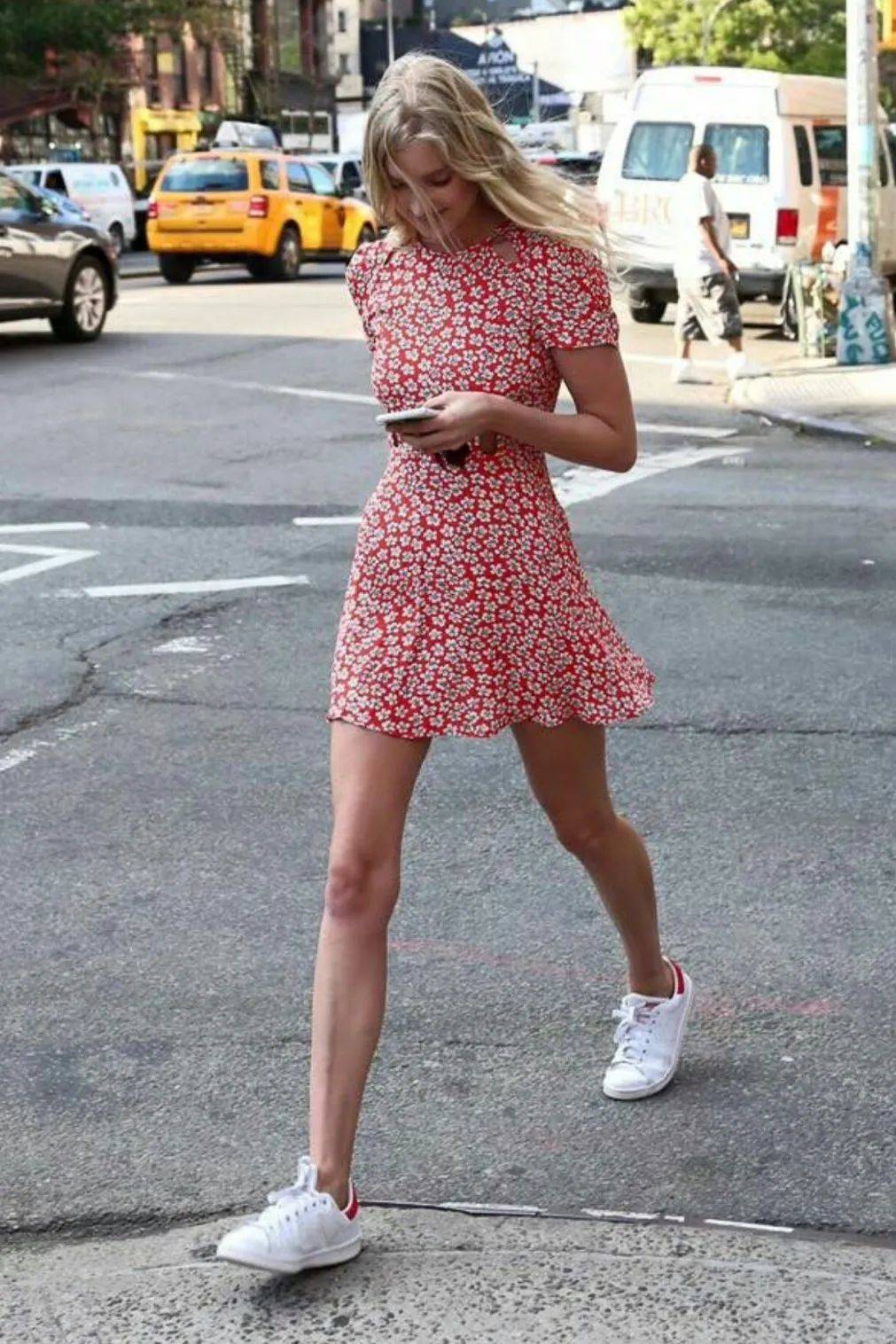 运动鞋|今夏“裙子＋运动鞋”这样穿，真好看！