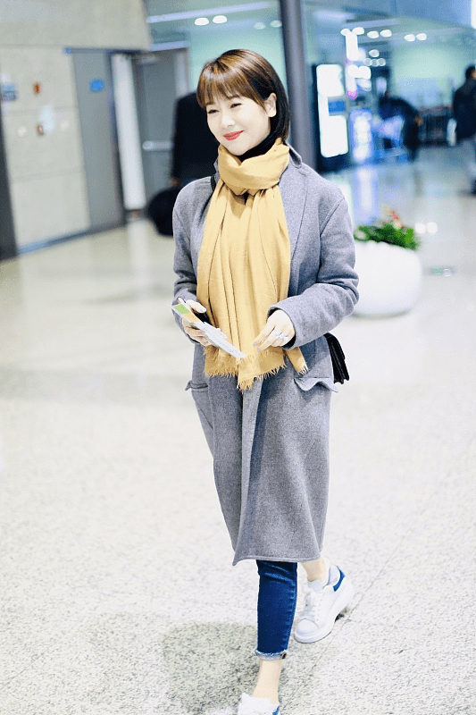 刘海|左小青的小肉脸真显嫩,冷白皮轻松驾驭灰色大衣,配刘海能卖萌了