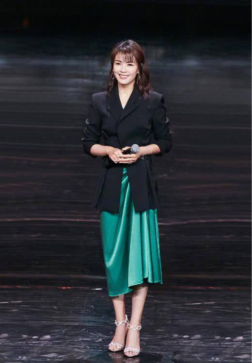 尖头|女人40岁以后,尽量不要高跟鞋配丝袜!学刘涛这样穿,洋气显嫩