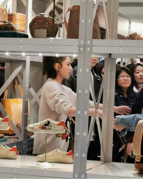 卡通|宋祖儿顶“蜜桃妆”现身，皮肤白皙太水嫩，脸是真瘦不少