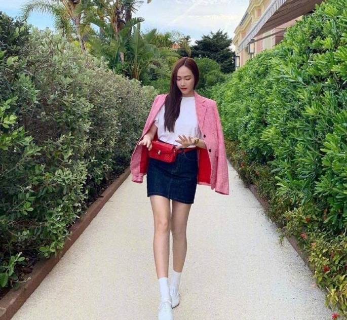 郑秀妍|31岁郑秀妍越来越迷人，穿条纹吊带上衣秀直角肩，高级又减龄