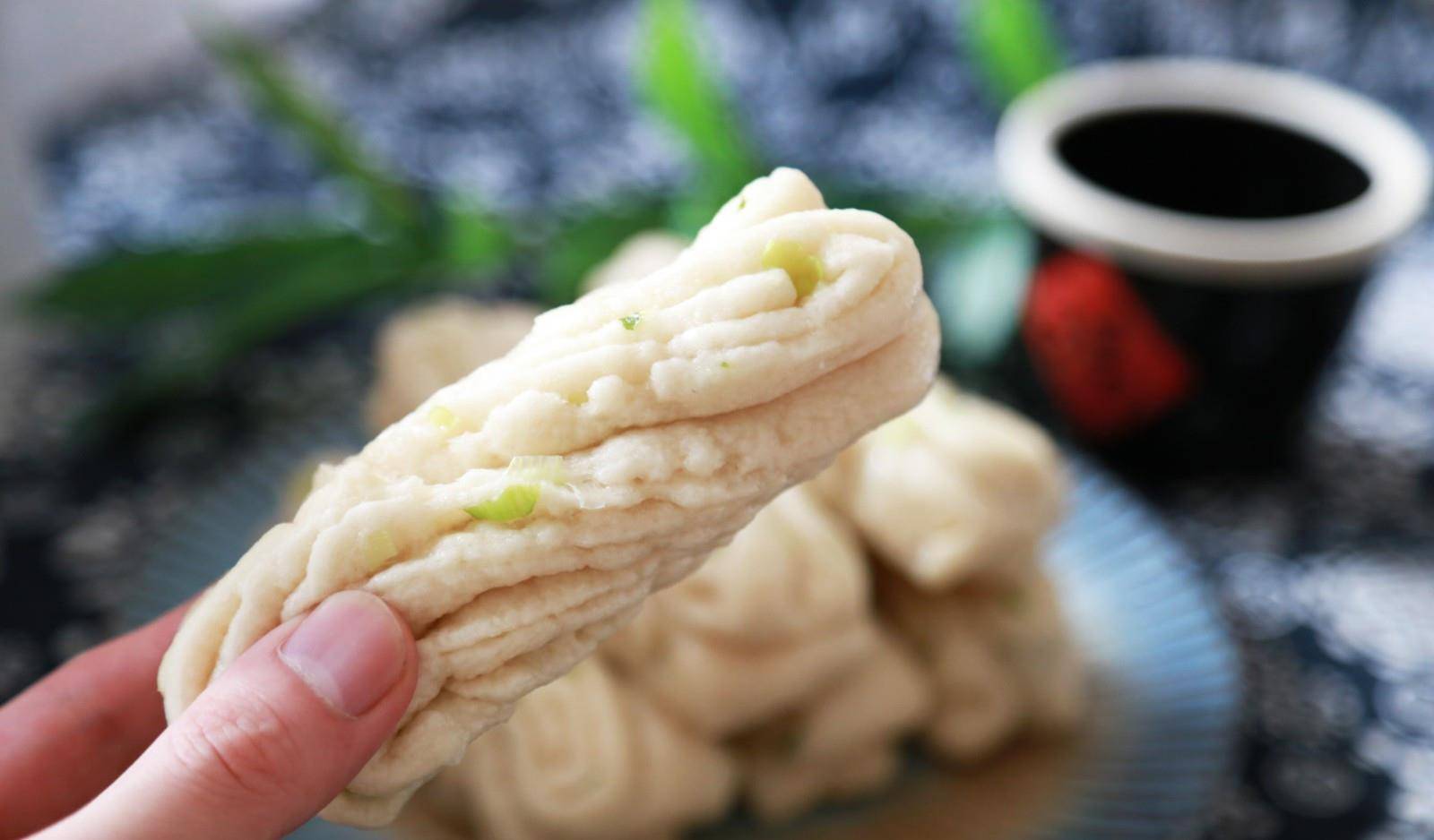 做法|早餐新做法,卷一卷不用蒸,5分钟出锅,咸香松软,全家人都爱吃