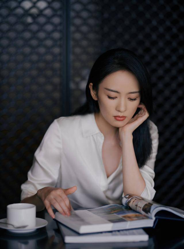 真丝|?童瑶现在真是既帅气又温柔，穿卡其色衬衫配亮片西装裤，看着好酷