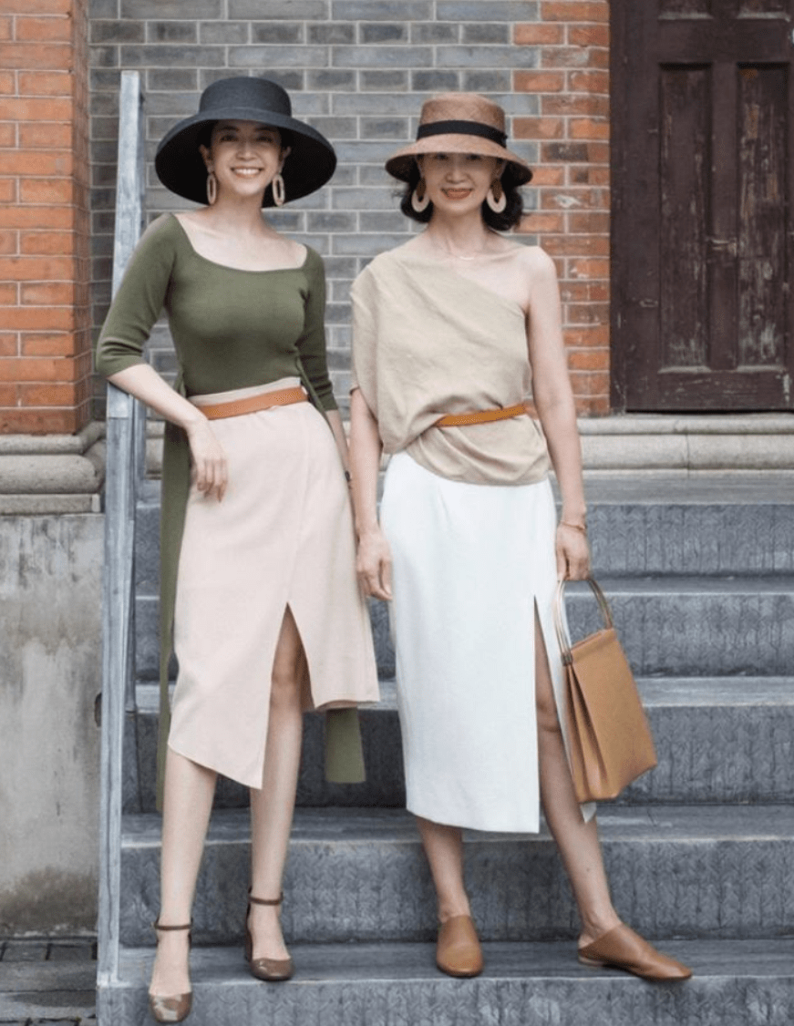 穆勒|女人过了50岁后，别再用高跟鞋配裙子，学学三木妈妈，时髦还舒服