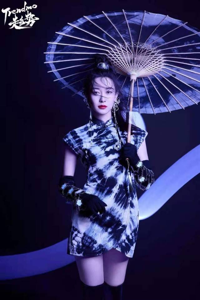 金色|奥运冠军孙一文明星脸火出圈！新大片穿黑金斗篷变侠女，身材绝了
