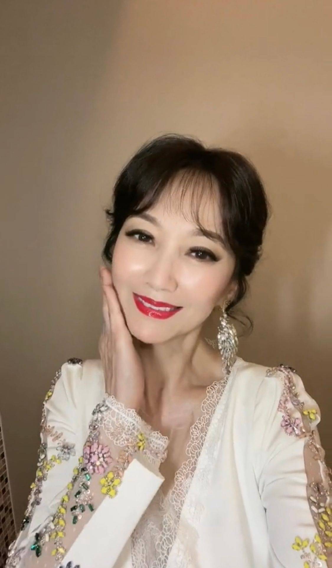 赵雅芝也没逃开"老年瘦",虽然脸饱满,但身子连衣服都撑不起来