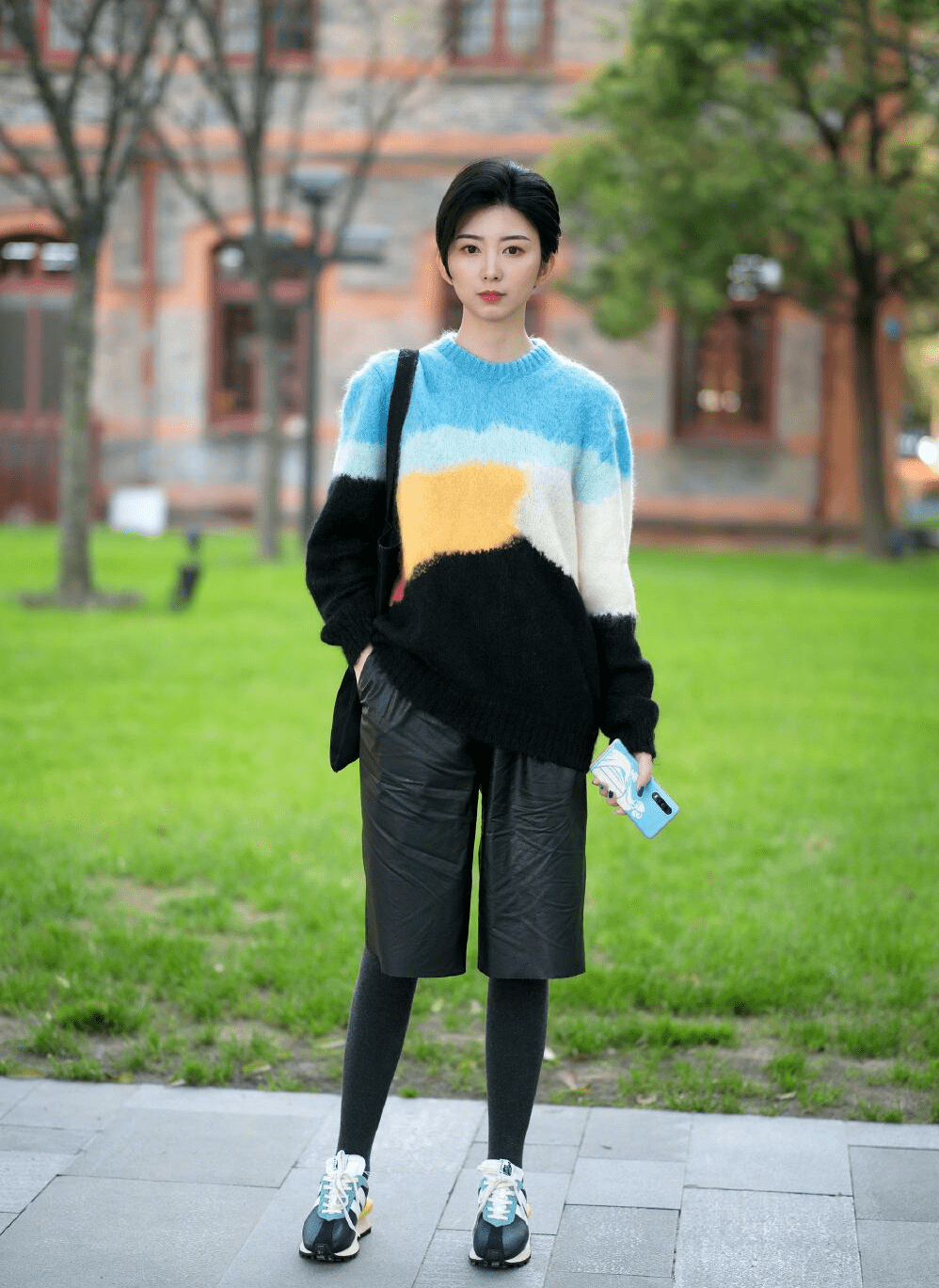 厚底|“运动鞋＋裤子”，小个子女生这样穿，时髦显高还不累脚，真好看