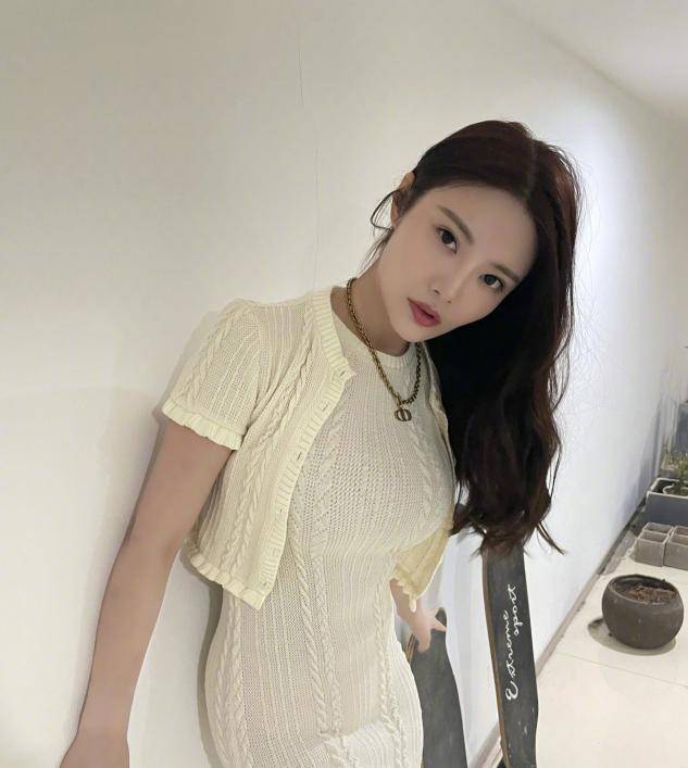 大腿|?徐冬冬晒最新写真,裙子短到大腿根,配黑色皮衣又酷又惹眼