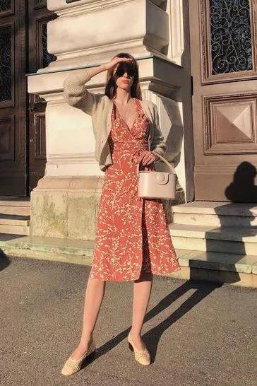 仙女|别总穿运动鞋啦！现在流行“连衣裙＋凉鞋”，好看显瘦又时髦！