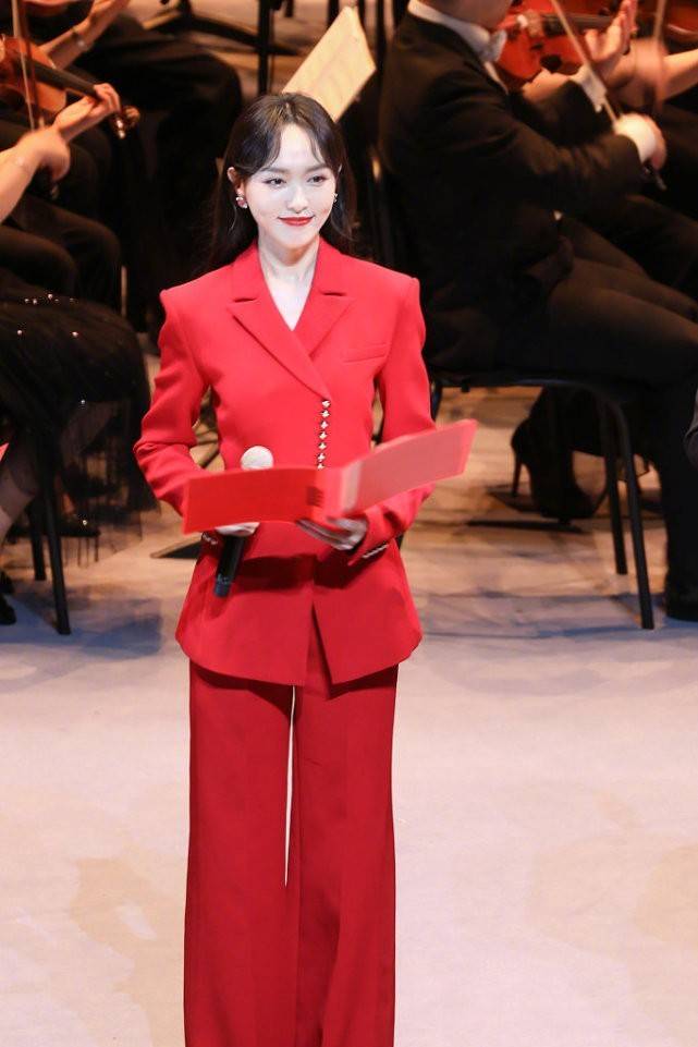 廓形|唐嫣私服要开挂！穿西装长裤学杨幂变潮人，一点不输“央视风”